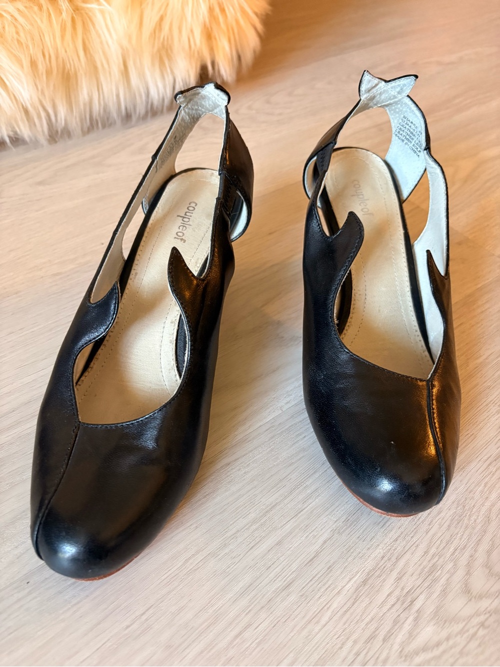 Unique Coupleof black leather dress shoes. - Picture 6 of 10